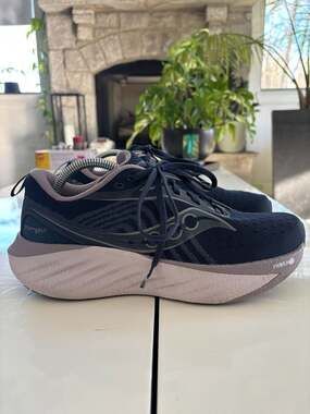 Saucony Women's Triumph 22 NAVY/DUSK Size 9.5